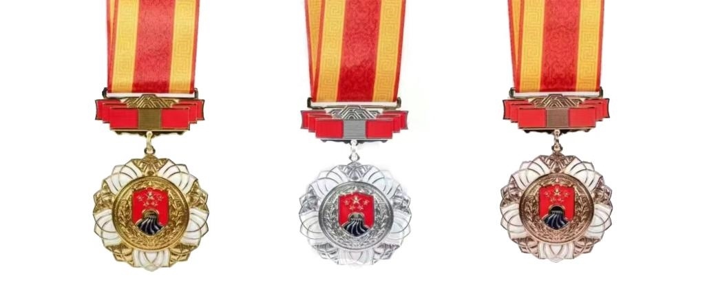 圖為戍守邊疆金質(zhì)、銀質(zhì)、銅質(zhì)紀(jì)念章。（國(guó)家移民管理局供圖）