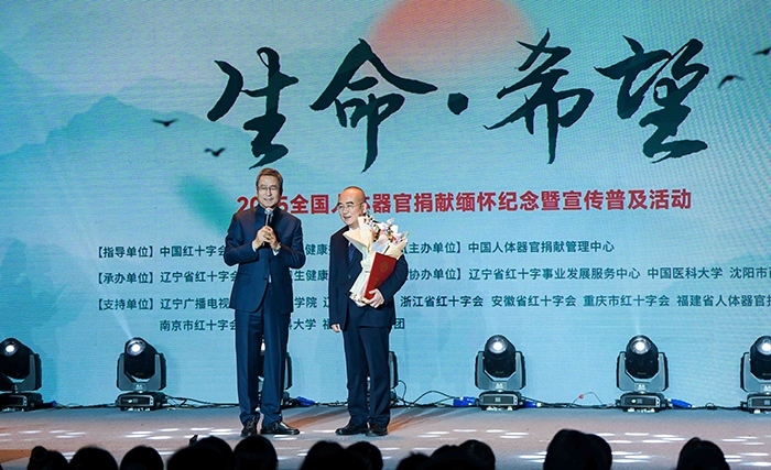 中國紅十字會副會長白巖松在現(xiàn)場采訪“人民英雄”張定宇教授。主辦方供圖