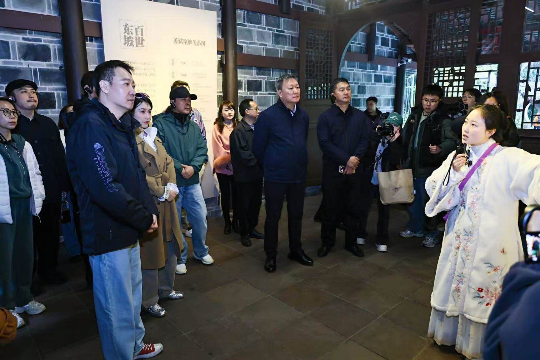 《蘇堤春曉》劇組在眉山三蘇祠參觀學習。受訪者供圖