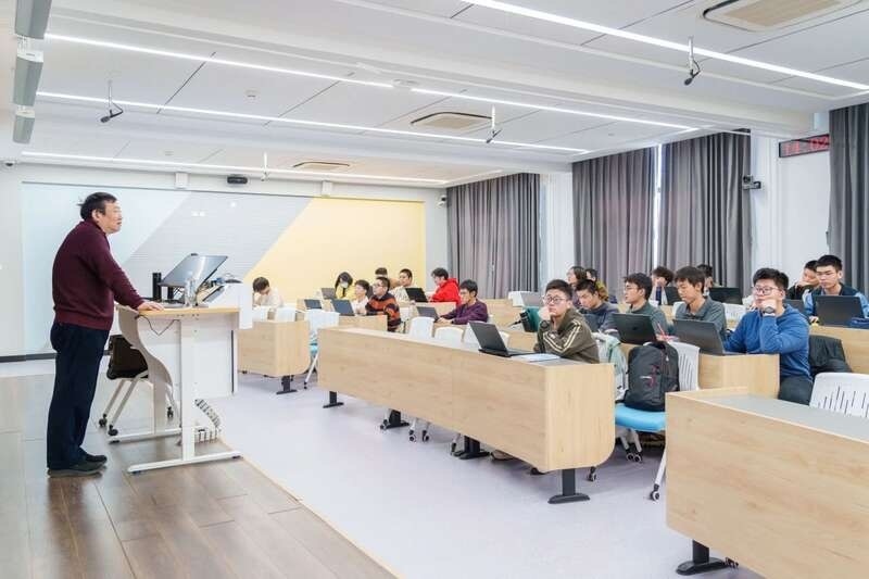 北航面向全校本科生開設(shè)《人工智能導(dǎo)論》通識必修課。校方供圖