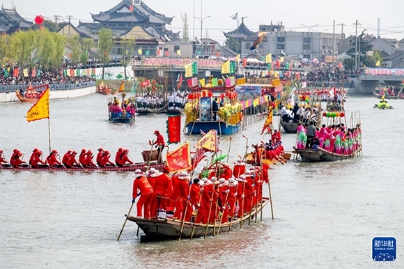 ?4月4日，選手在參加茅山會(huì)船盛會(huì) 。?新華社發(fā)（楊玉崗 攝）