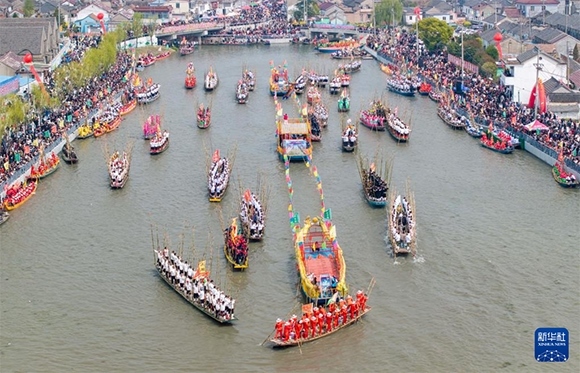 ?4月4日，選手在參加茅山會(huì)船盛會(huì)（ 無人機(jī)照片）。?新華社發(fā)（顧繼紅 攝）