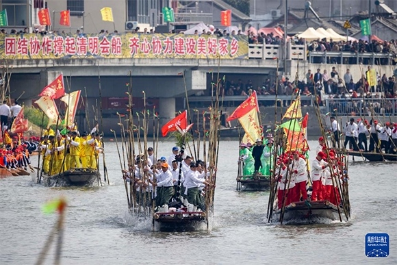 ?4月4日，選手在參加茅山會(huì)船盛會(huì)。新華社發(fā)（湯德宏 攝）