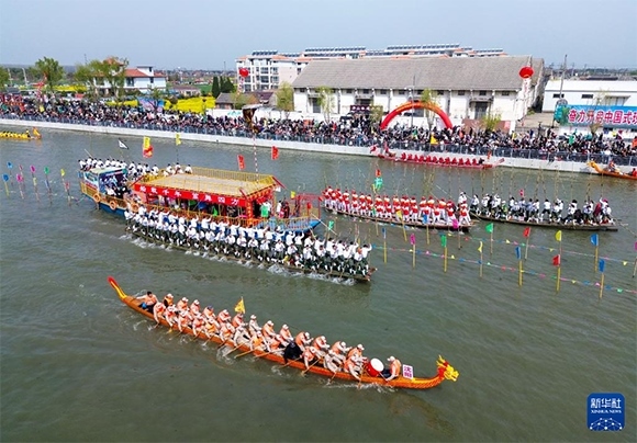 4月4日， 選手在參加茅山會(huì)船盛會(huì)（無人機(jī)照片）。新華社發(fā)（顧繼紅 攝）