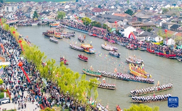 4月4日，選手在參加茅山會(huì)船盛會(huì)（無人機(jī)照片）。?新華社發(fā)（周社根 攝）