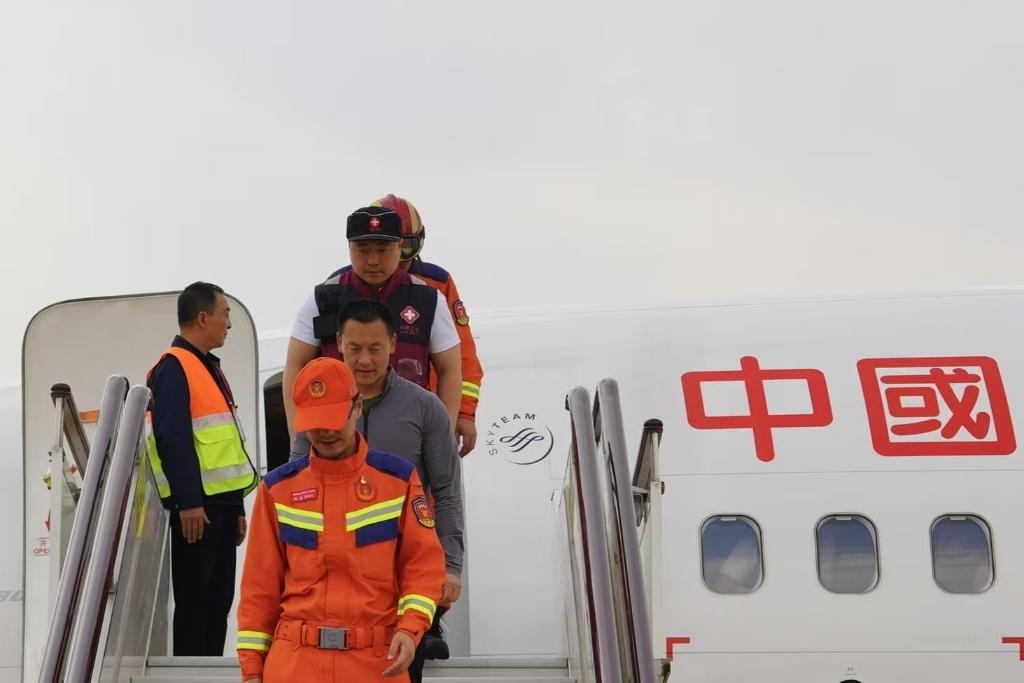 4月6日，在云南省昆明長水機(jī)場(chǎng)，中國云南救援醫(yī)療隊(duì)抵達(dá)昆明。新華社記者 高詠薇 攝