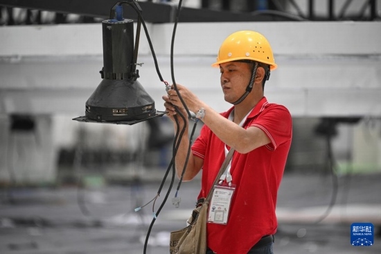 4月4日，工作人員在海南國際會展中心內布設燈光。