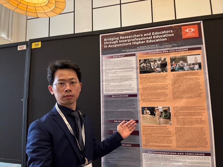 胡紫景醫(yī)生在國際針灸學術會議中。約翰內斯堡大學供圖