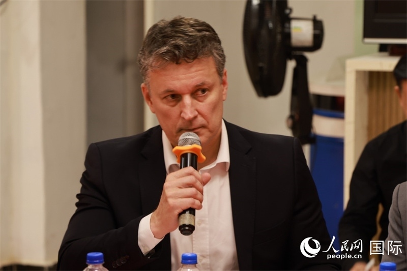 巴西中國友好協(xié)會主席恩里克·達諾布雷加在座談會上致辭。人民網(wǎng)記者 陳海琪攝