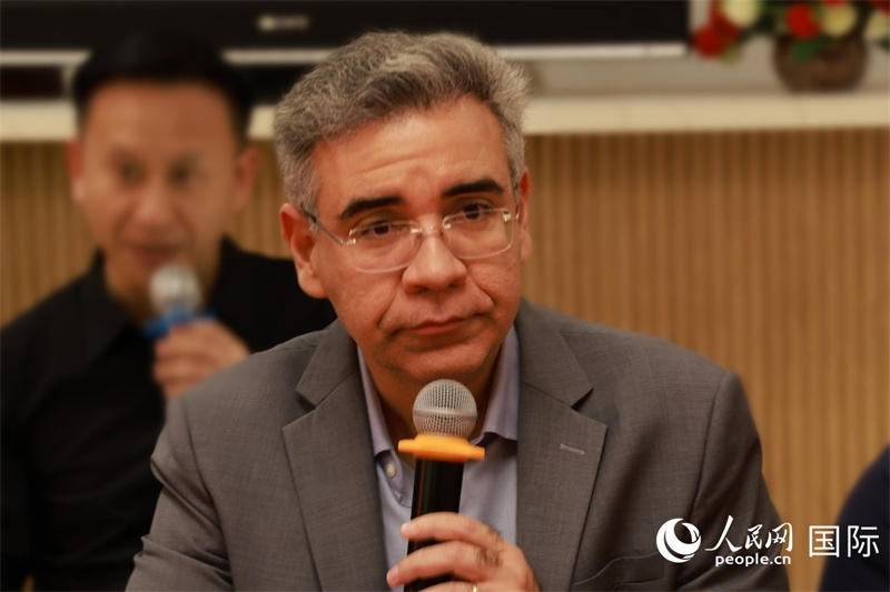 巴西弗魯米嫩塞聯(lián)邦大學教授、中國問題專家埃萬德羅·卡瓦略在座談會上致辭。人民網(wǎng)記者 陳海琪攝