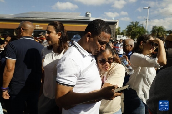  4月8日，人們聚集在多米尼加首都圣多明各的夜總會屋頂坍塌事故現(xiàn)場附近。新華社發(fā)