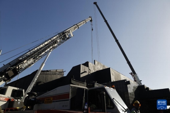  4月8日，救援人員在多米尼加首都圣多明各的夜總會屋頂坍塌事故現(xiàn)場工作。新華社發(fā)