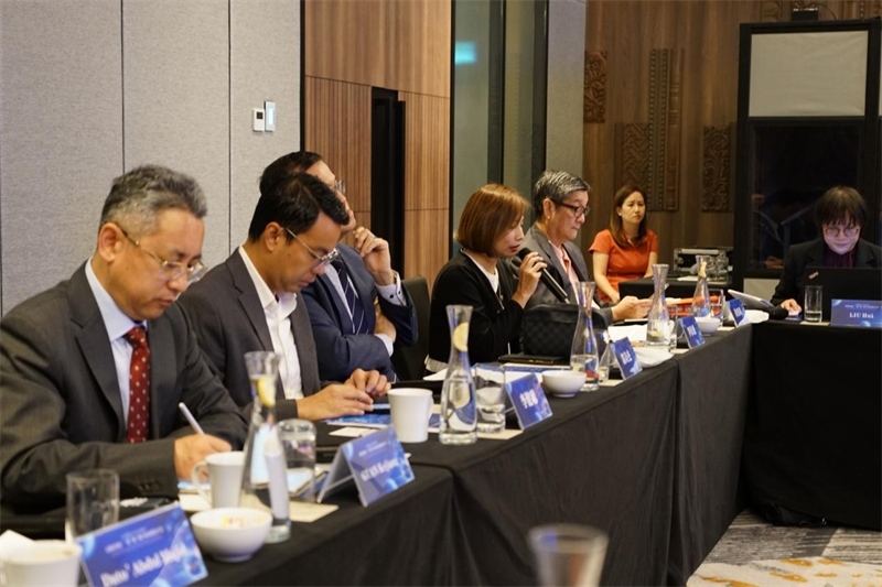 《南洋商報(bào)》總編輯羅依薇（左四）進(jìn)行致辭。林俊揚(yáng)攝