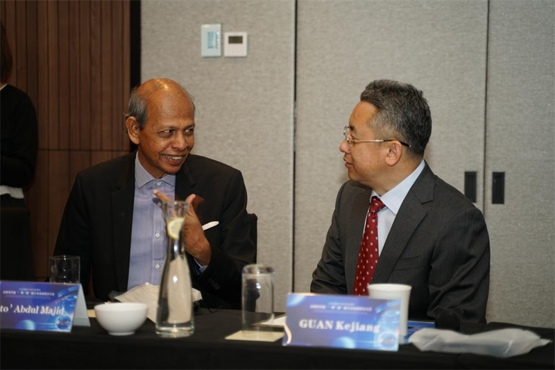 分享會(huì)現(xiàn)場(chǎng)，中方記者同與會(huì)代表進(jìn)行友好交流。林俊揚(yáng)攝