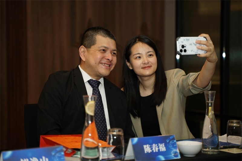 分享會(huì)上，中方記者同與會(huì)代表合影留念。林俊揚(yáng)攝