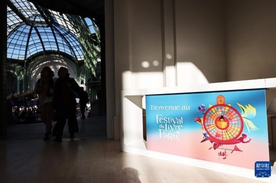 4月11日，人們在法國巴黎大皇宮參加2025巴黎書展。新華社記者 高靜 攝