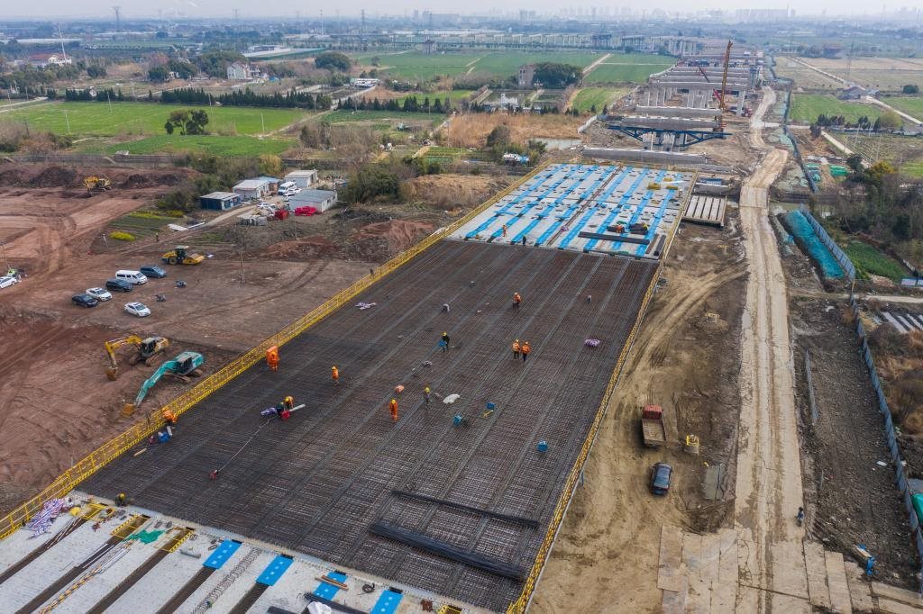 3月7日，在524國道秀洲王江涇至新塍公路工程TJ02標(biāo)段，作業(yè)人員正在進(jìn)行60米鋼混組合梁現(xiàn)澆橋面板鋼筋焊接及綁扎作業(yè)（無人機(jī)照片）。新華社記者 徐昱 攝