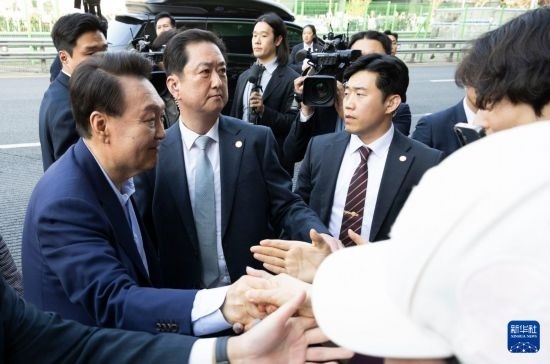 4月11日，韓國(guó)前總統(tǒng)尹錫悅（左一）在離開(kāi)首爾漢南洞官邸時(shí)與支持者握手。新華社發(fā)（全休相攝）