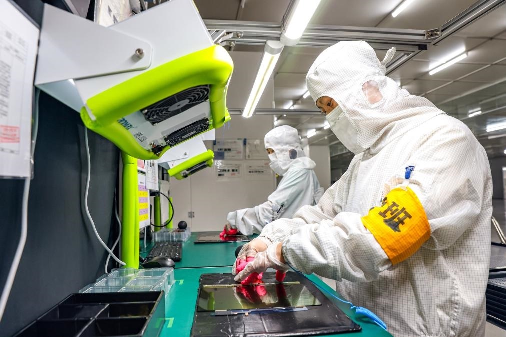 3月27日，在位于寧夏賀蘭工業(yè)園區(qū)的湯姆森電氣有限公司生產(chǎn)車間內(nèi)，工作人員制作硅膠絕緣護(hù)套。新華社記者 楊植森 攝