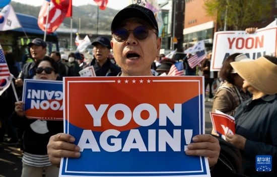 4月11日，在韓國(guó)首爾漢南洞官邸附近，支持者為韓國(guó)前總統(tǒng)尹錫悅送行。新華社發(fā)（全休相攝）