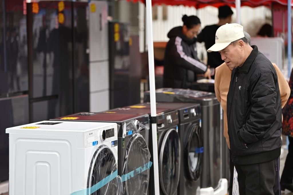 3月28日，天津市北辰區(qū)舉行2025年消費(fèi)品以舊換新惠民服務(wù)活動，吸引眾多市民前來選購。新華社記者 李然 攝