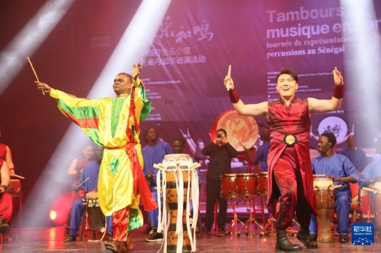4月10日，在塞內(nèi)加爾首都達喀爾的國家大劇院，中央音樂學院進擊打擊樂團與塞內(nèi)加爾杜杜·恩迪亞耶·羅斯打擊樂團同臺演出。新華社記者 司源 攝