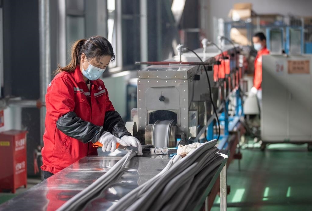 3月27日，在位于寧夏賀蘭工業(yè)園區(qū)的湯姆森電氣有限公司生產(chǎn)車間內(nèi)，工作人員制作硅膠絕緣護(hù)套。新華社記者 楊植森 攝
