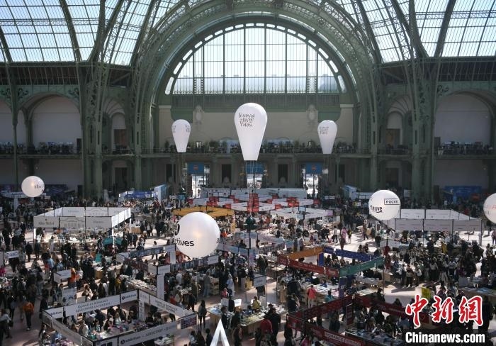 當(dāng)?shù)貢r間4月11日，2025年巴黎圖書節(jié)在巴黎大皇宮揭幕。圖為巴黎大皇宮的圖書節(jié)現(xiàn)場。中新社記者 李洋 攝