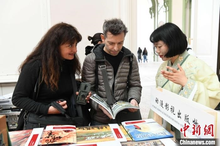 當(dāng)?shù)貢r間4月11日，2025年巴黎圖書節(jié)在巴黎大皇宮揭幕。中國出版代表團(tuán)攜千余種中國精品圖書亮相展會。 中新社記者 李洋 攝