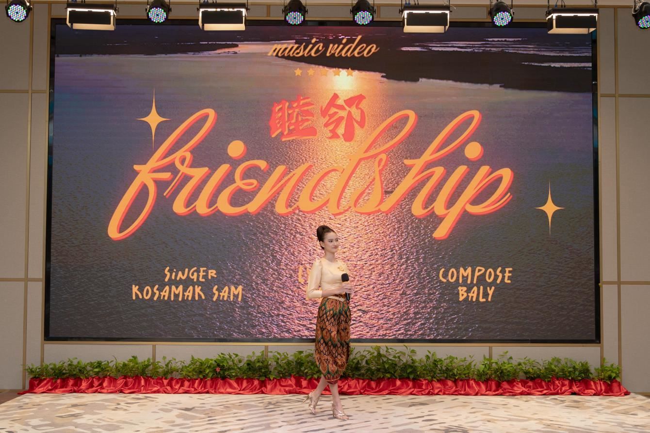 柬埔寨歌手珂撒瑪演唱紀(jì)錄片《睦鄰·柬埔寨》主題曲。柬埔寨數(shù)字電視有限公司供圖