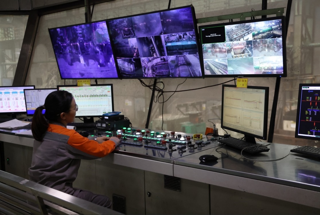 工作人員在馬中關丹產業(yè)園內的聯(lián)合鋼鐵生產車間內工作。（人民日報記者楊一 攝）