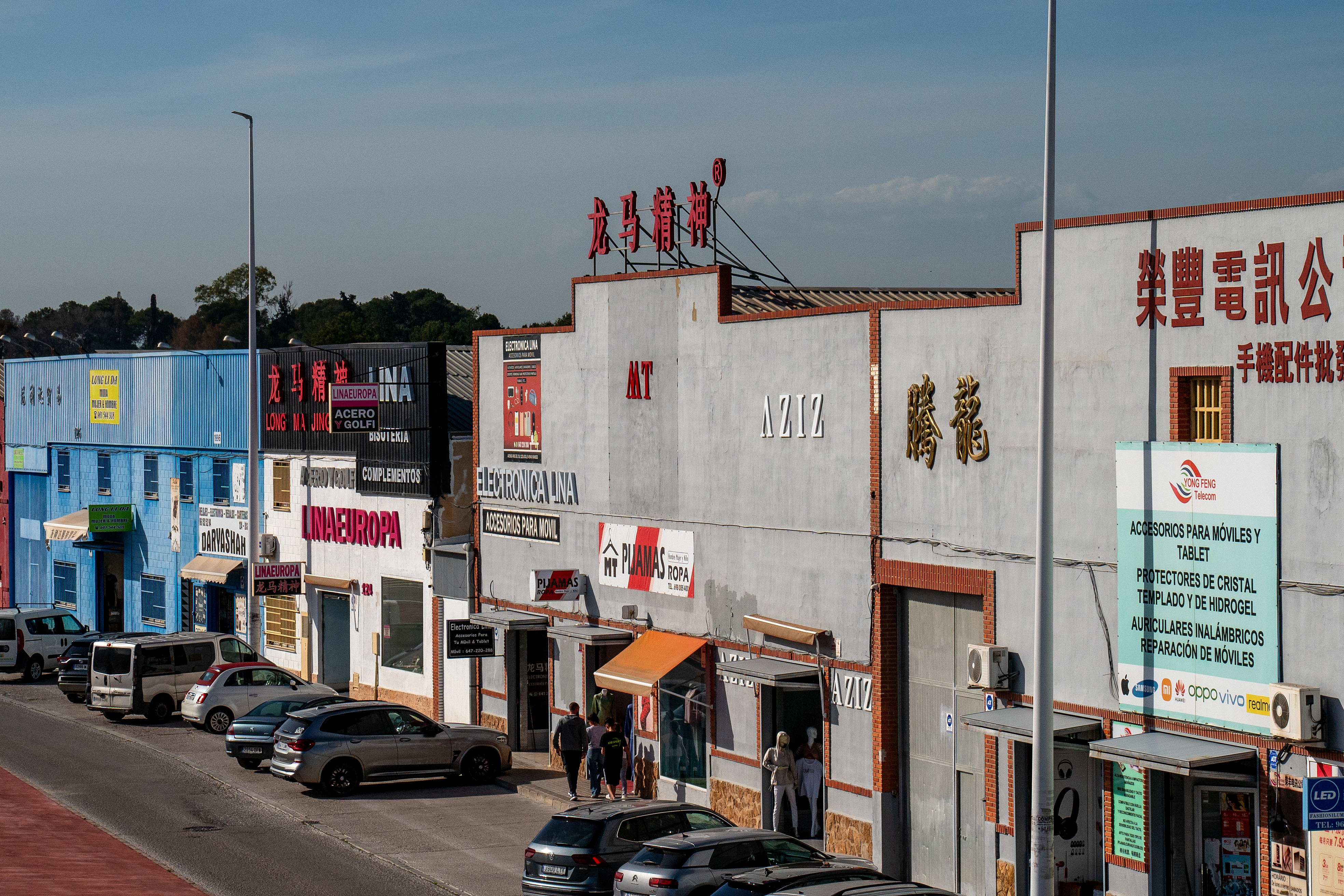 當?shù)貢r間2025年4月10日，西班牙瓦倫西亞國際機場附近的中資批發(fā)零售商店。