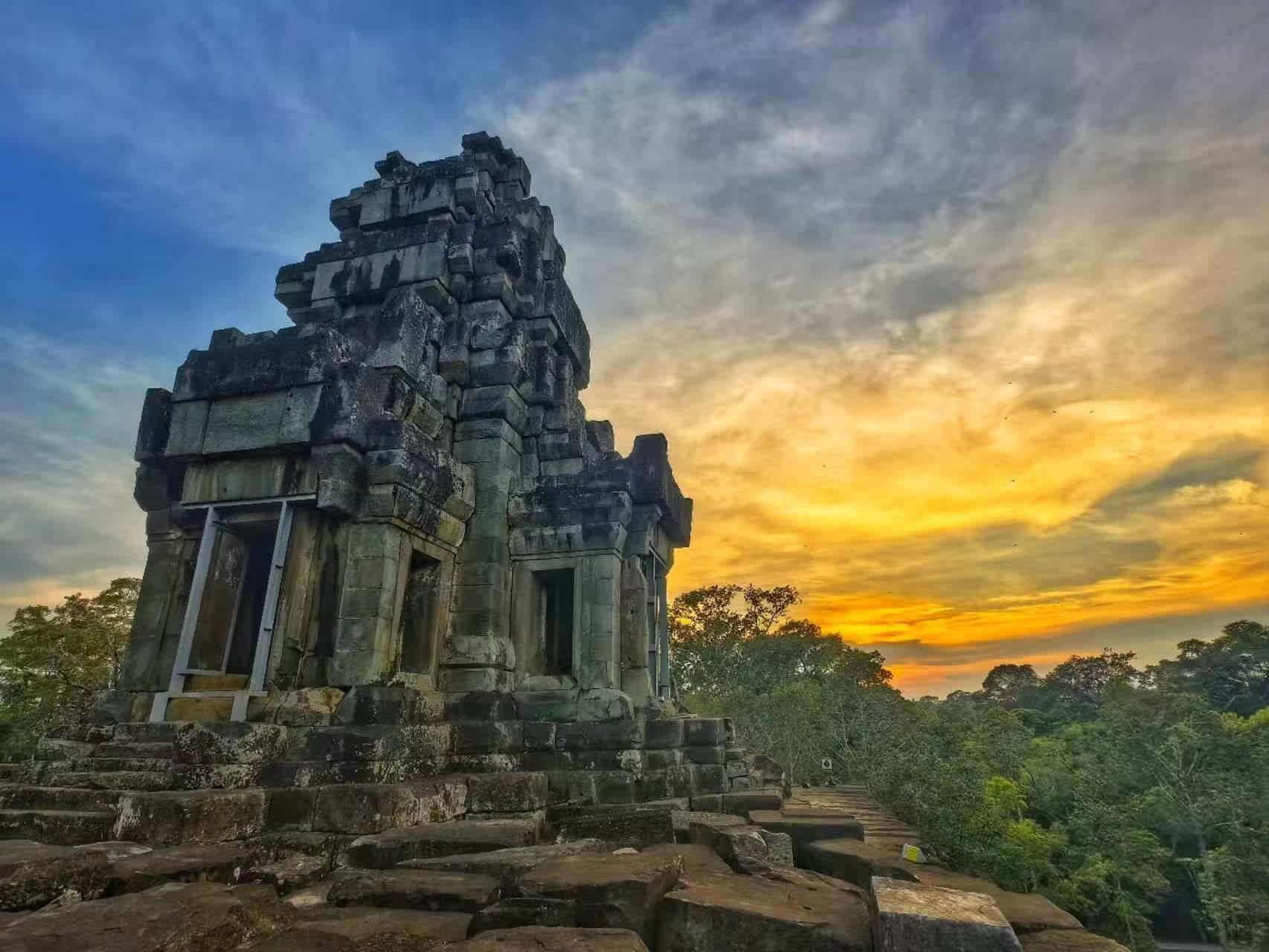 由中國專家修復(fù)的茶膠寺最高處的砂巖塔。（人民日報記者強薇 攝）