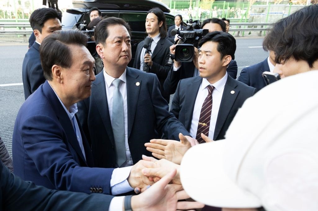 4月11日，韓國(guó)前總統(tǒng)尹錫悅（左一）在離開首爾漢南洞官邸時(shí)與支持者握手。新華社發(fā)（全休相攝）