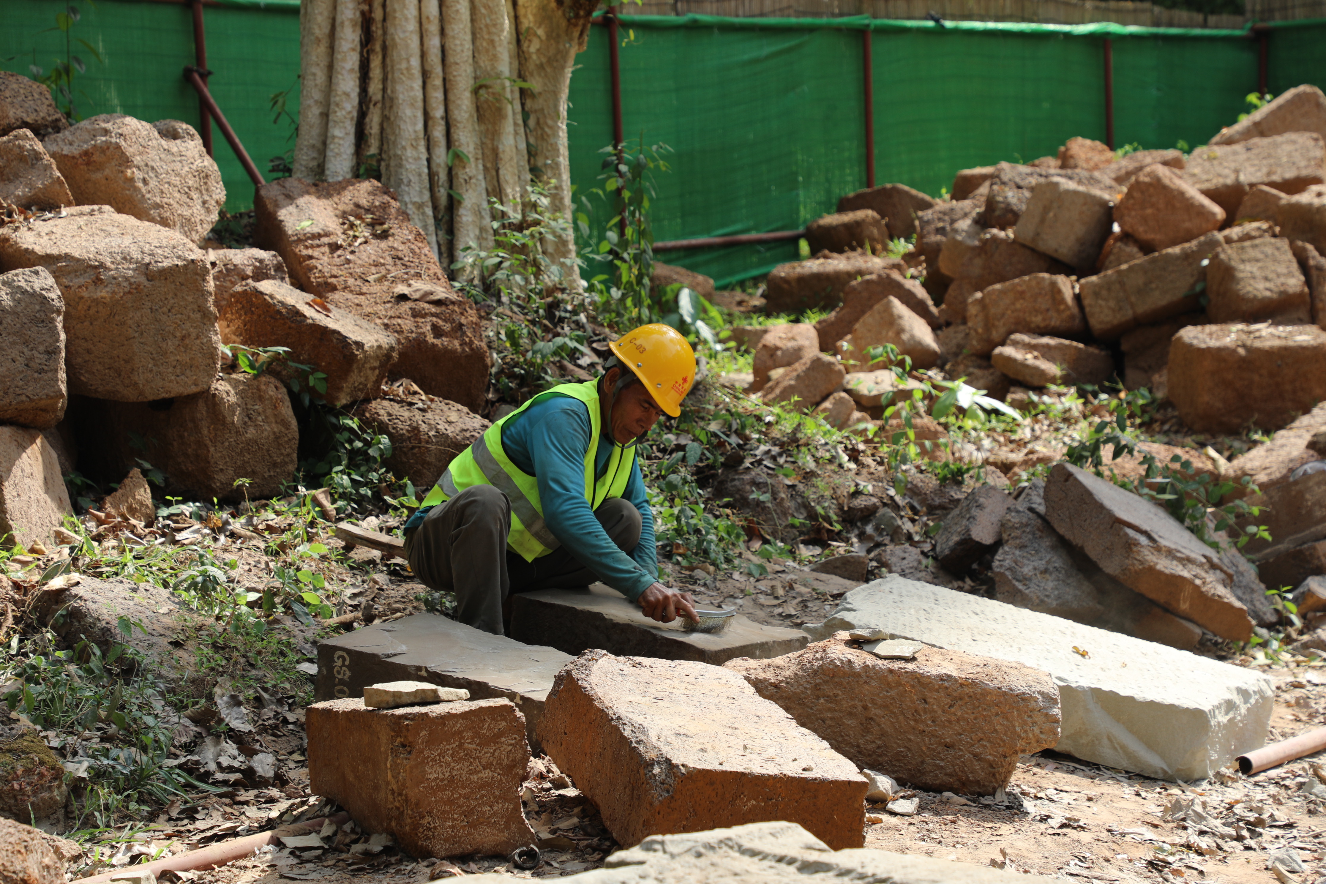 一名柬埔寨工人正在王宮遺址修復(fù)現(xiàn)場工作。（人民日報記者曹師韻 攝）