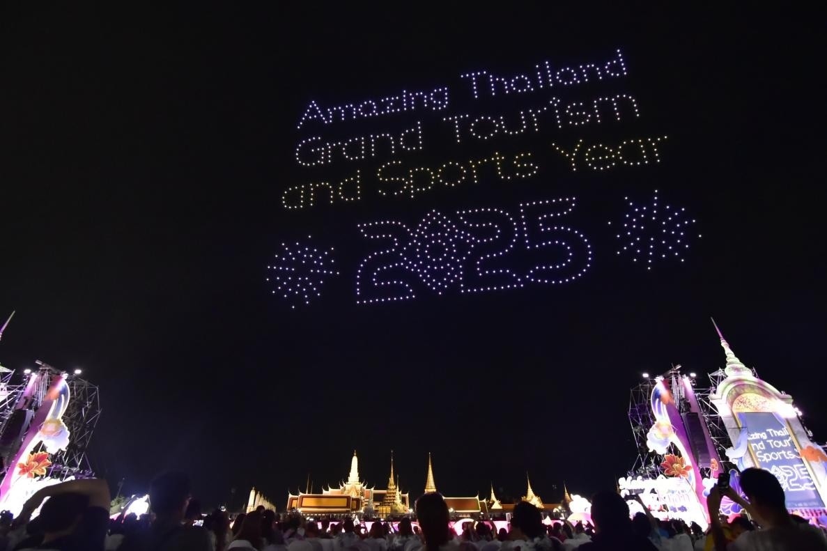 由1200架無人機(jī)組成的燈光秀點(diǎn)亮夜空。泰國國家旅游局供圖