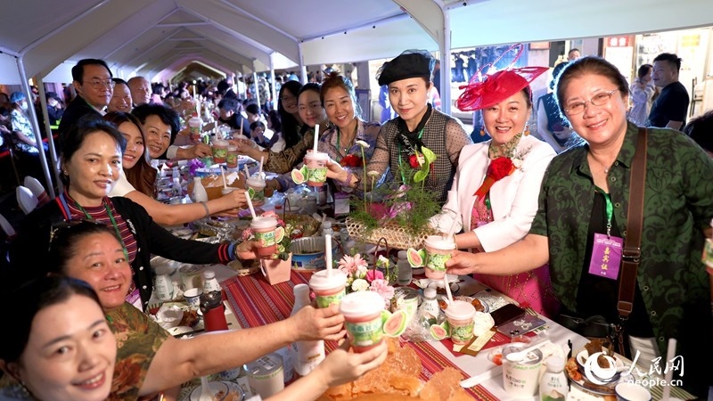 海外華僑在活動現(xiàn)場品嘗“家鄉(xiāng)味”。人民網(wǎng)記者 符武平攝