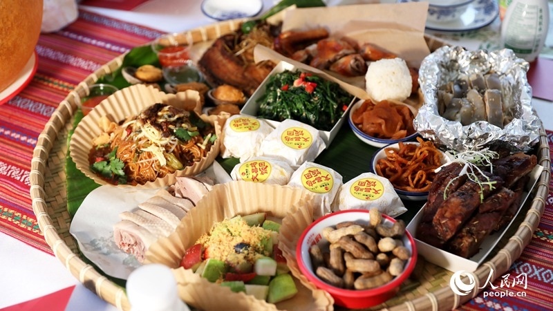 長桌宴上擺滿了海南特色佳肴。人民網(wǎng)記者 符武平攝