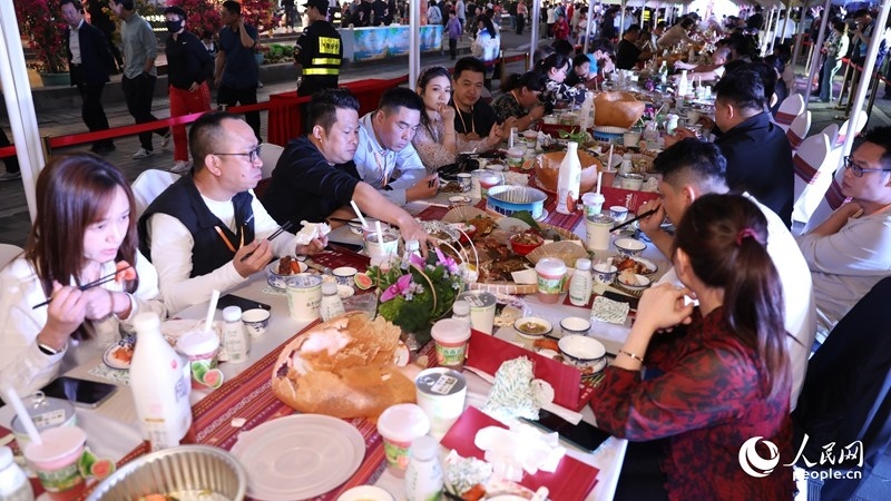 消博會嘉賓沉浸享用長桌宴。人民網(wǎng)記者 符武平攝
