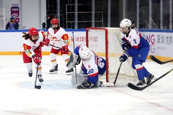 中國隊球員孔明會(左一)射門。圖片來源：中國冰球協會