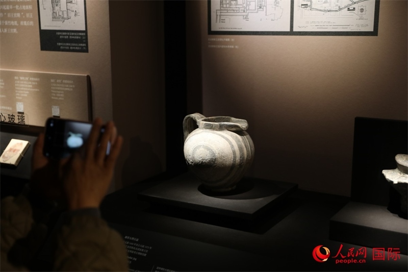 參觀者在拍攝。4月14日，來(lái)自希臘伊拉克利翁考古博物館的文物在故宮博物院展出。（人民網(wǎng) 張澤宇攝）