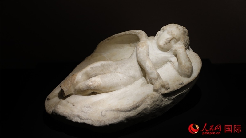 沉睡的厄洛斯大理石浮雕。4月14日，來(lái)自希臘伊拉克利翁考古博物館的文物在故宮博物院展出。（人民網(wǎng) 張澤宇攝）