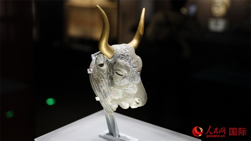 公牛頭型綠泥石來(lái)通杯。4月14日，來(lái)自希臘伊拉克利翁考古博物館的文物在故宮博物院展出。（人民網(wǎng) 張澤宇攝）