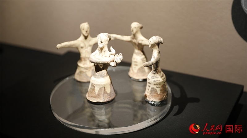 舞蹈者與音樂(lè)家雕塑群像。4月14日，來(lái)自希臘伊拉克利翁考古博物館的文物在故宮博物院展出。（人民網(wǎng) 張澤宇攝）