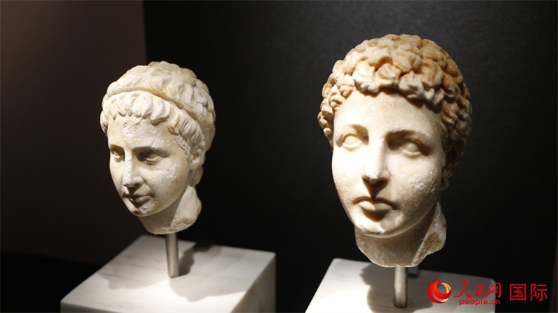 兄弟大理石頭像。4月14日，來(lái)自希臘伊拉克利翁考古博物館的文物在故宮博物院展出。（人民網(wǎng) 張澤宇攝）