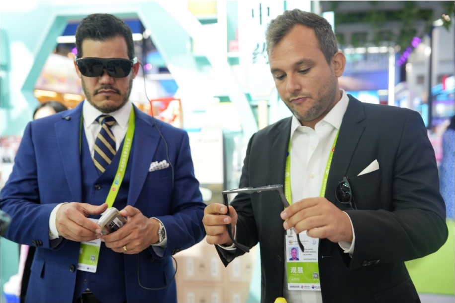 觀展嘉賓體驗(yàn)科技消費(fèi)新產(chǎn)品。中國(guó)國(guó)際消費(fèi)品博覽會(huì)組委會(huì)網(wǎng)上新聞中心供圖