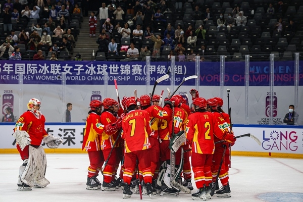 中國隊(duì)球員慶祝勝利。圖片來源：中國冰球協(xié)會