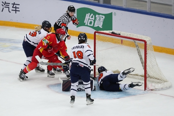 中國隊(duì)球員曲樂(左二)破門得分。圖片來源：中國冰球協(xié)會 此役中國隊(duì)首發(fā)陣容是詹佳慧、于柏巍、孔明會、趙啟男、曲樂、方新。比賽進(jìn)行至2分43秒，荷蘭隊(duì)率先取得進(jìn)球，1:0領(lǐng)先。失球后的中國隊(duì)打得更加積極主動，多次獲得射門機(jī)會，但可惜沒有破門得分。 第二節(jié)39分34秒，中國隊(duì)曲樂在王佳欣和孔明會的助攻下破門，將比分扳平，這也是中國隊(duì)在本屆賽事中取得的首個進(jìn)球。 末節(jié)43分42秒，荷蘭隊(duì)球員勾人犯規(guī)，被判罰任意球。中國隊(duì)張夢瑩執(zhí)行并打進(jìn)，2:1反超比分。最后階段，荷蘭隊(duì)撤下守門員，場上6人進(jìn)攻但未能進(jìn)球。最終，中國隊(duì)以2:1逆轉(zhuǎn)戰(zhàn)勝對手，取得本屆世錦賽首場勝利。 在昨日進(jìn)行的另外兩場比賽中，奧地利隊(duì)3:2力克斯洛伐克隊(duì)，法國隊(duì)2:1戰(zhàn)勝丹麥隊(duì)。三輪比賽過后，奧地利隊(duì)三戰(zhàn)全勝領(lǐng)跑積分榜，斯洛伐克隊(duì)和法國隊(duì)2勝1負(fù)分列二、三位，丹麥隊(duì)和中國隊(duì)1勝2負(fù)排在四至五位，荷蘭隊(duì)三戰(zhàn)皆負(fù)積分墊底。