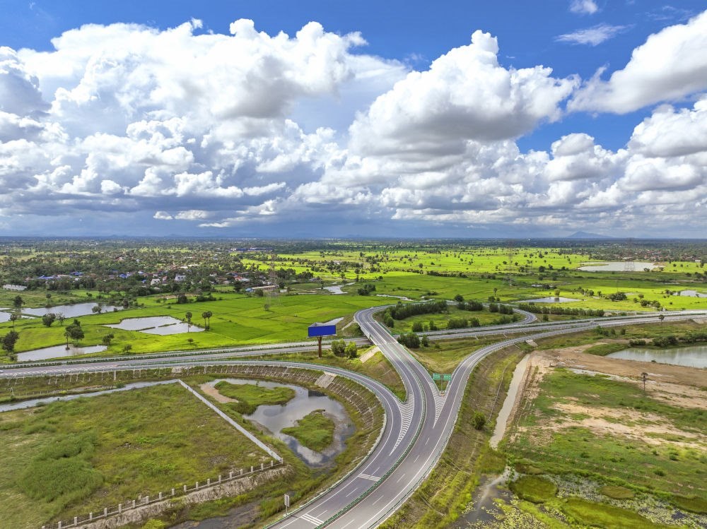 2024年9月25日在柬埔寨磅士卑省拍攝的金港高速公路（無人機照片）。連接柬埔寨首都金邊和最大深水海港西哈努克港的金港高速公路，是中柬共建“一帶一路”標(biāo)志性項目。