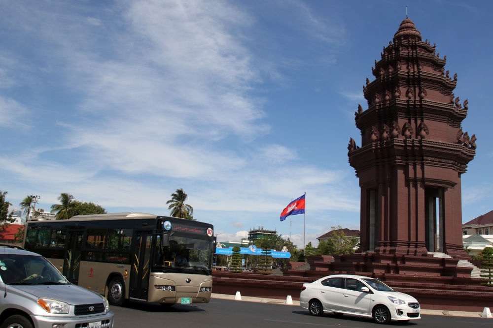 2018年1月5日，在柬埔寨金邊，一輛中國援助的“宇通”公交車經(jīng)過獨立紀(jì)念碑。